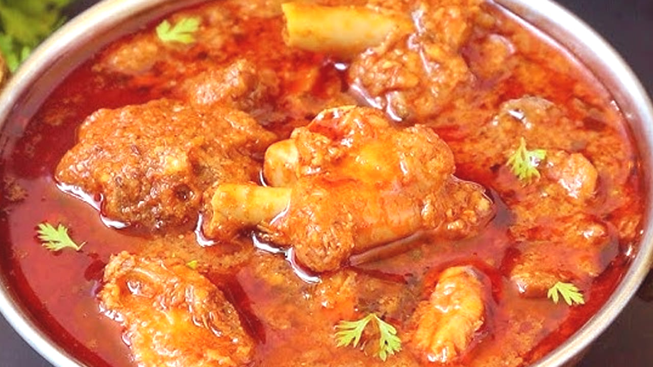 ముందుగా  చికెన్‌ను నీళ్ళతో కడిగి శుభ్రపరచుకోవాలి. ఇంకా నీసు వాసన వస్తే మళ్ళీ ఇంకోసారి బాగా అడగండి. ఆ తర్వాత దానిలో పసుపు, ఉప్పు, మిరియాల పొడిని వేసి 20 నిమిషాలు గిన్నెలో నానబెట్టుకోవాలి.
