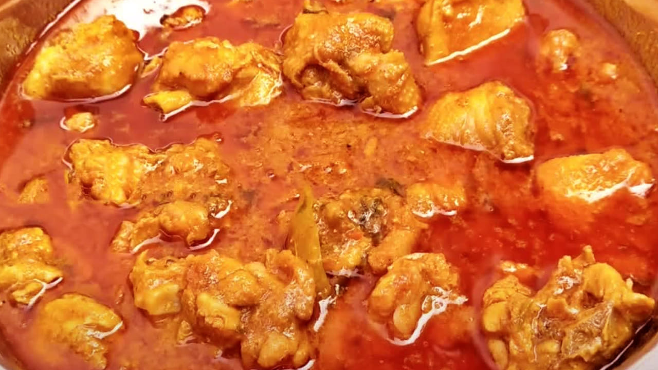 
ఆ తర్వాత స్టవ్ వెలిగించి పాన్ పెట్టి దానిలో ఆయిల్ వేసి  అది వేడయ్యాక జీలకర్ర, కరివేపాకు, ఉల్లిపాయలు ముక్కలు, పచ్చిమిర్చి వేసి రంగు మారే వరకు బాగా వేయించాలి.
