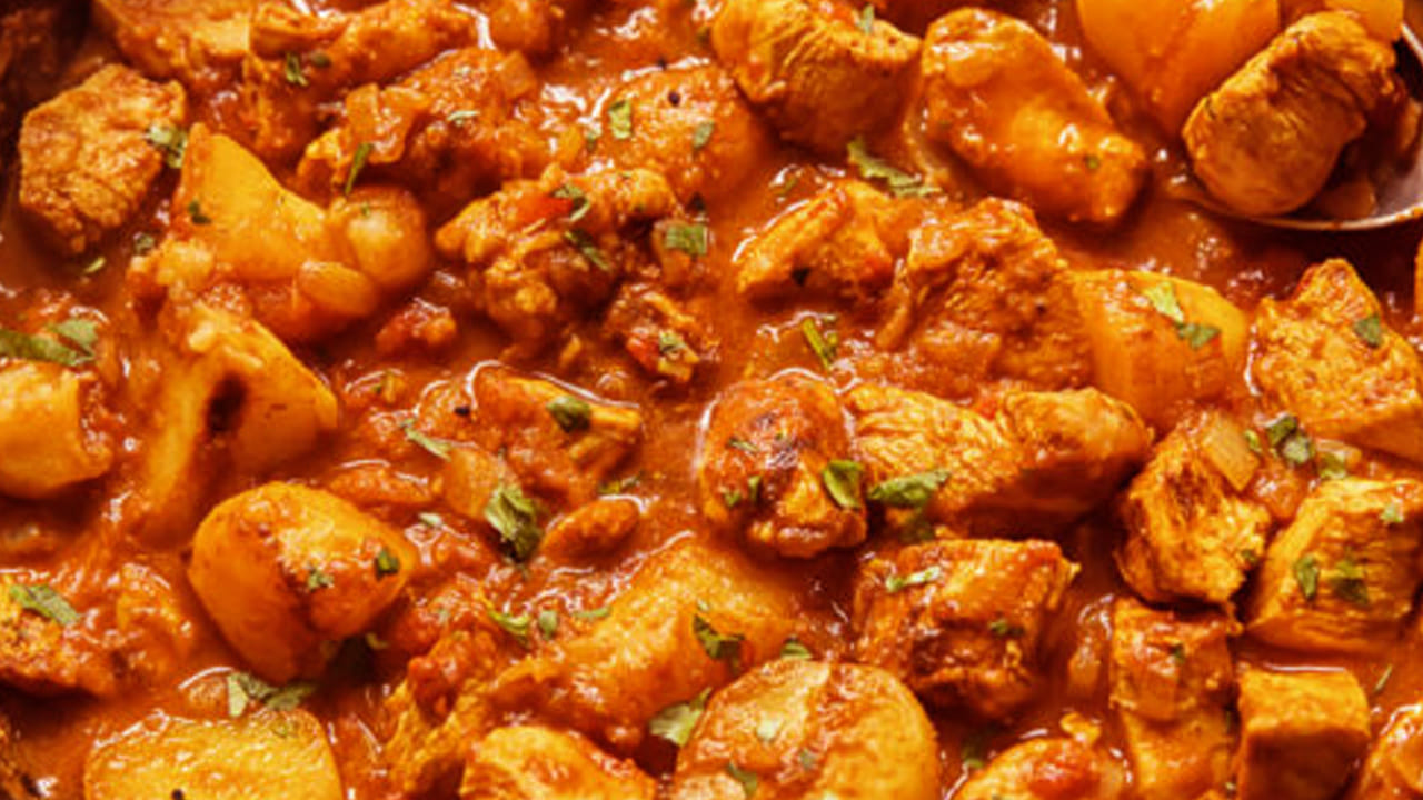 
అల్లం వెల్లుల్లి పేస్ట్ వేసి ఆ తర్వాత దానిలో ముందుగా కలిపి పెట్టుకున్న చికెన్ ముక్కలు వేసి 10 నిమిషాల పాటు  బాగా ఉడికించాలి.
చికెన్ ఉడికిన తర్వాత  పసుపు, ఉప్పు, కారం, ధనియాల పొడి, ఉప్పు వేసి పది  నిమిషాల పాటు ఉడికించాలి.