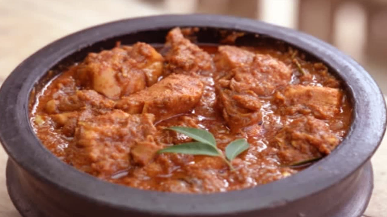 కావాల్సిన పదార్ధాలు: అర కిలో చికెన్, ఒక కప్పు కొబ్బరి పాలు, చిన్న ఉల్లిపాయలు 2, ఒక టేబుల్ స్పూన్ అల్లం వెల్లుల్లి పేస్ట్, 3 పచ్చి మిర్చి, కరివేపాకు, అర టీ స్పూన్ పసుపు, 2 టేబుల్ స్పూన్స్ కారం తీసుకోవాలి. 
