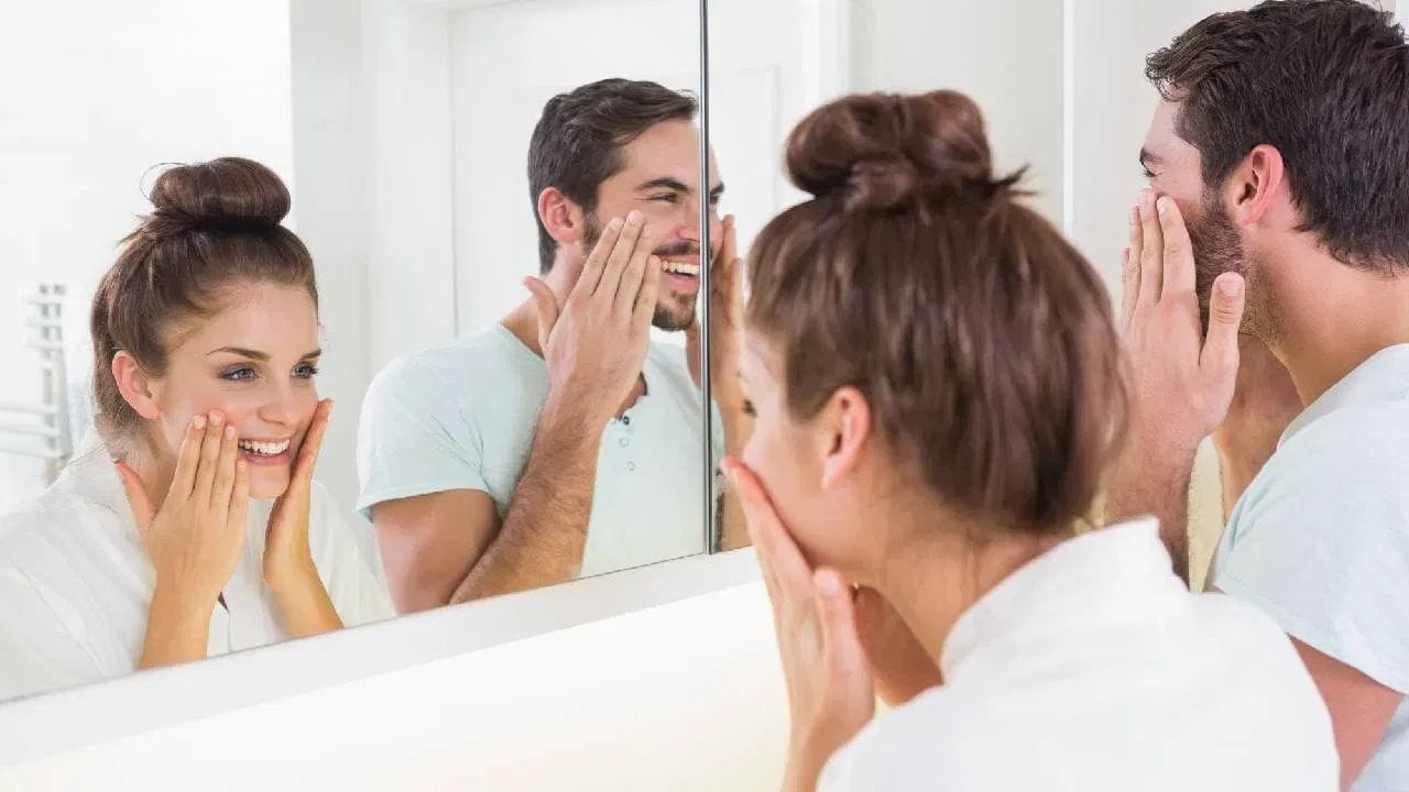 కొబ్బరి నూనెలో ఉండే లారిక్ యాసిడ్ బ్యాక్టీరియా, ఫంగస్ ఇన్ఫెక్షన్లను నియంత్రిస్తుంది. మొటిమలు, తామర, చర్మ ఇన్ఫెక్షన్ల నుంచి రక్షణ ఇస్తుంది. అలాగే ఇందులో ఉండే యాంటీ-ఇన్ఫ్లమేటరీ లక్షణాల వల్ల చర్మ మంట, చికాకు, సోరియాసిస్ వంటివి ఉపశమనం కలిగిస్తాయి.( Note: ఈ వ్యాసంలో పేర్కొన్న అంశాలు ఇంటర్నెట్, నివేదికల ఆధారంగా మాత్రమే అందించబడినవి.. వీటిని టీవీ9 దృవీకరించట్లేదు. వీటిపై మీకేవైనా సందేహాలు ఉంటే నిపుణులను సంప్రదించండి)