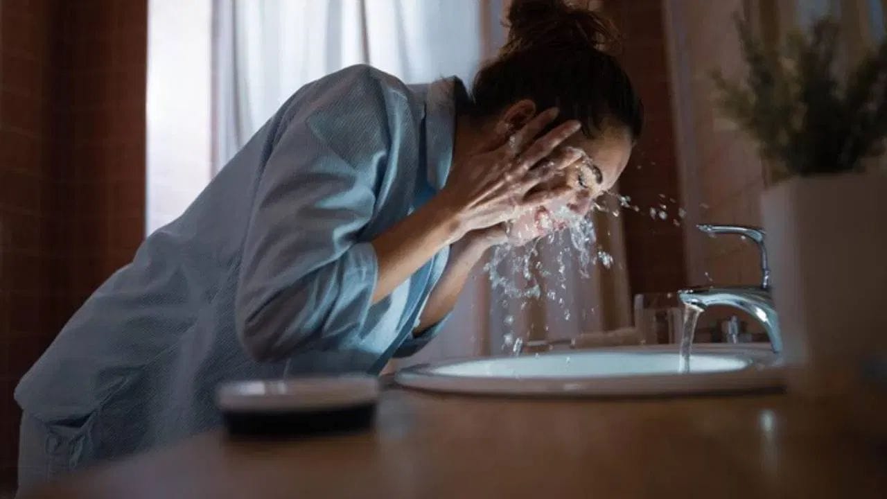 మీరు రాత్రి పడుకునే ముందు చర్మానికి అవసరమైన తేమను అందించడానికి కొబ్బరి నూనెను ఉపయోగించడం ప్రయోజనకరంగా ఉంటుంది. ఇందుకోసం మీరు రాత్రి ముఖాన్ని శుభ్రంగా కడుక్కొని కొబ్బరి నూనెను అప్లై చేసుకొండి. మార్నింగ్ వరకు అలానే ఉంచి తర్వాత గొరు వెచ్చని నీటితో శుభ్రంగా కడుక్కొండి. ఇలా చేయడ ద్వారా ముఖం మెరిసి, యవ్వనంగా కనిపిస్తుంది.