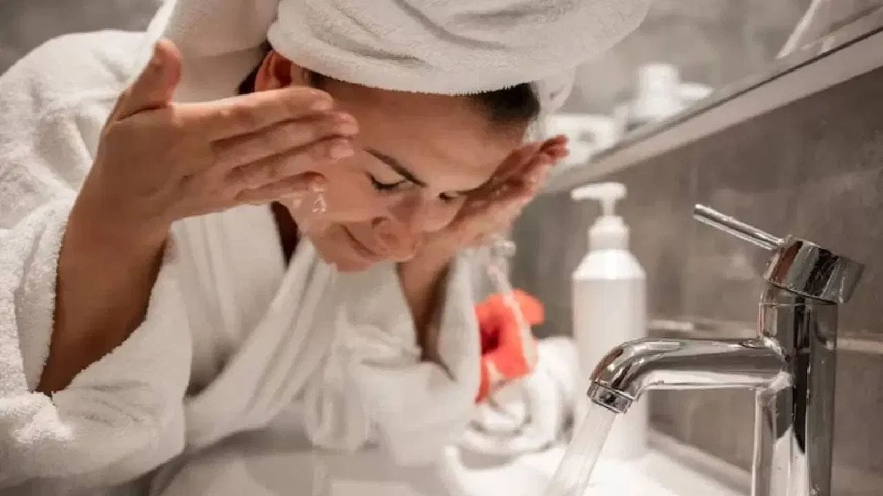 మీరు ఉత్తమ ఫలితాల పొందేందుకు మీ ముఖం, మెడ ప్రాంతాల్లో కొబ్బరి నూనెను అప్లై చేసి, కాసేపు బాగా మసాజ్ చేయండి. తర్వాత ఓ క్లాత్ తీసుకొని దాన్ని గోరువెచ్చని నీటిలో ముంచి.. మీరు కొబ్బరి నూనే పూసిన ప్రాంతాన్ని మృదువుగా తుడవండి. ఇలా చేయడం ద్వారా చర్మంపై ఉన్న మలినాలు తొలగిపోయి చర్మం ప్రకాశవంతంగా మారుతుంది.