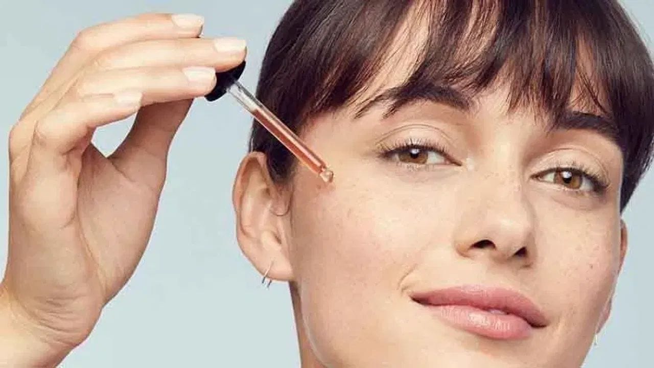 కొబ్బరి నూనె చర్మాన్ని హైడ్రేట్ చేయడానికి, మృదువుగా ఉంచడానికి, దాని సహజ నూనెలను తొలగించకుండా ముడతలను తగ్గించడానికి సహాయపడుతుంది. అలాగే చర్మాన్ని మృదువుగా, సాఫ్ట్గా మారుస్తుంది. చాలా అధ్యయనాల్లో మినరల్ అయిత్ కంటే కొబ్బరి నూనె బాగా పనిచేస్తుందని తేలింది