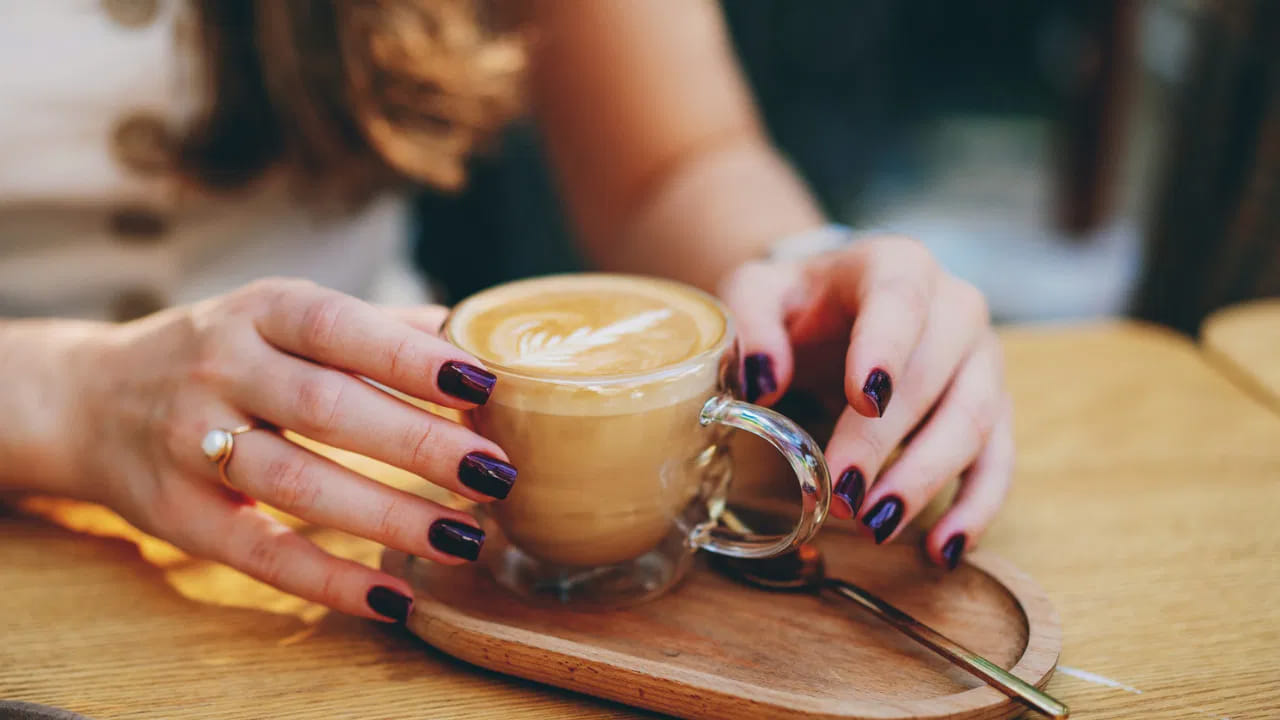 చాలామంది అలసట తగ్గించుకోవడానికి, శక్తిని పెంచుకునేందుకు బ్లాక్ కాఫీ తాగుతారు. కాఫీలోని కెఫైన్ నాడీ వ్యవస్థను ఉత్తేజిస్తుంది. అయితే, ఎక్కువగా తాగితే హృదయ స్పందన రేటు పెరుగుతుంది, అనవసర భయం, ఆందోళన, వణుకు వంటి సమస్యలు వచ్చే అవకాశం ఉంటుంది.
