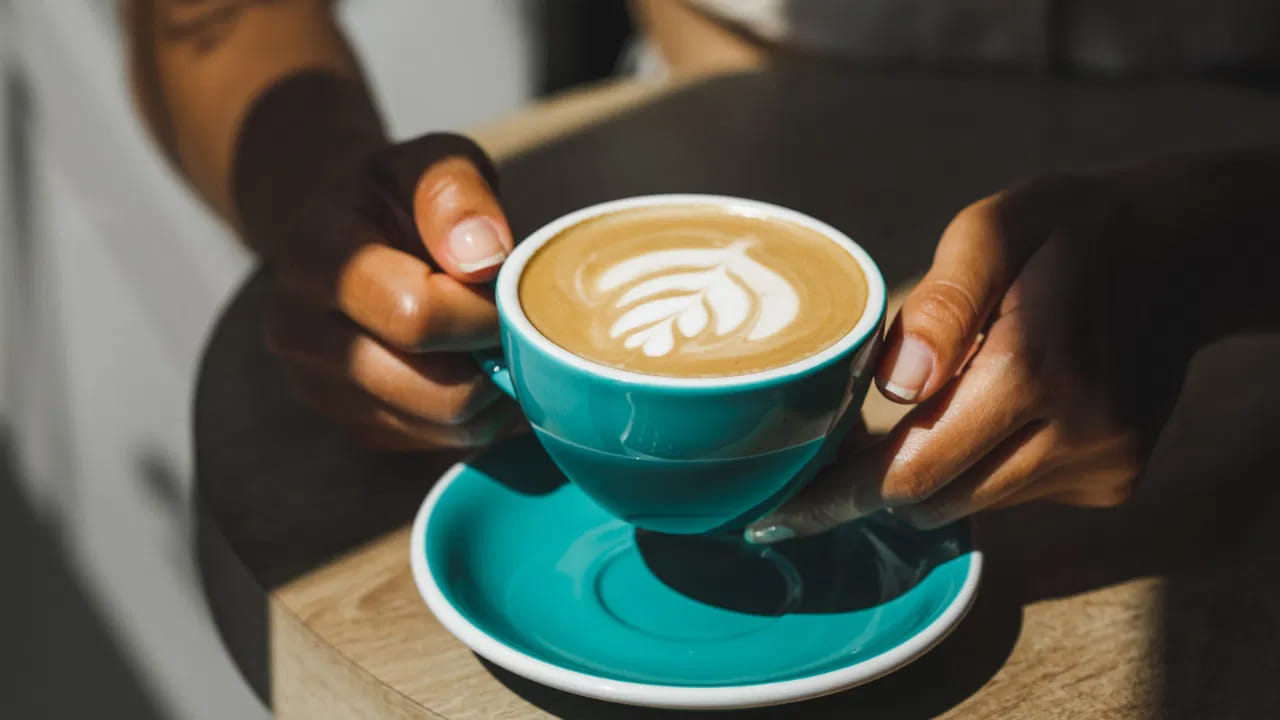 భోజనంతో పాటు కాఫీ తాగితే శరీరం ఇనుము, కాల్షియం వంటి పోషకాల గ్రహణంలో ఆటంకం ఏర్పడుతుంది. దీని వల్ల రక్తహీనత వంటి సమస్యలు రావచ్చు.
