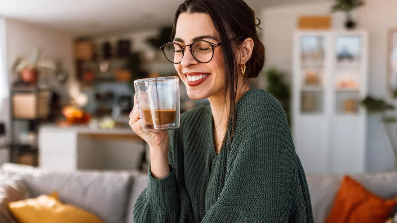 అయితే, రోజుకు రెండు నుంచి మూడు కప్పుల కాఫీ తాగడం సాధారణంగా సమస్య కాదు అని ఆరోగ్య నిపుణులు సూచిస్తున్నారు. కానీ, దీని కంటే ఎక్కువ తాగడం ఆరోగ్యానికి అస్సలు మంచిది కాదు. (చిత్ర క్రెడిట్: గెట్టి ఇమేజెస్)
