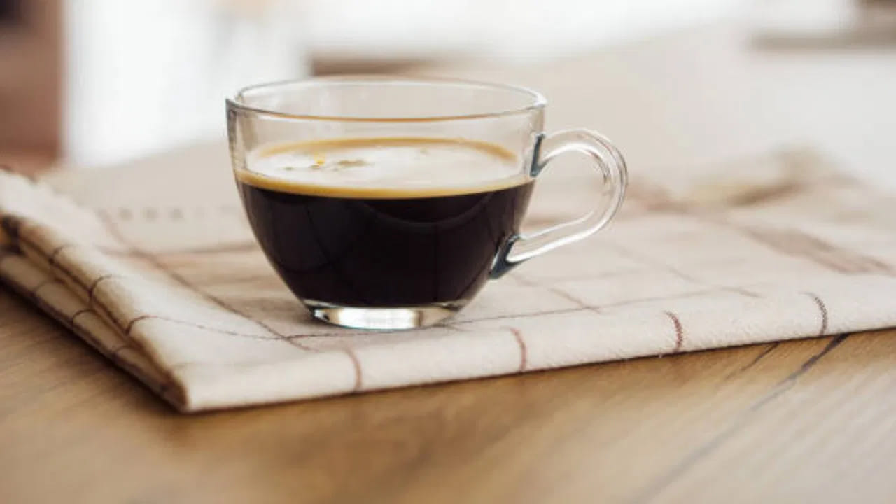 అదేవిధంగా, బ్లాక్ కాఫీ తక్కువ ఆహారంతో తాగితే ఆమ్లత్వం కారణంగా గ్యాస్ట్రిక్ సమస్యలు, గుండెల్లో మంట కలగడం సాధ్యమే. కొందరికి ఇది విరేచనానికి కూడా దారితీస్తుంది.
