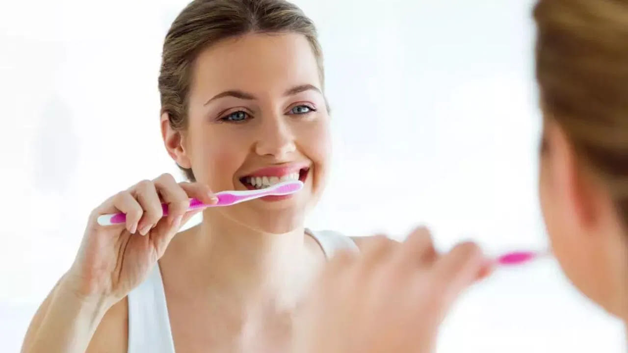 తిన్న వెంటనే బ్రష్ చేస్తున్నారా: తిన్న వెంటనే నోరు శుభ్రంగా ఉండాలని బ్రష్ పట్టుకుంటున్నారా? అయితే మీరు మీ పళ్లను మీరే నాశనం చేసుకుంటున్నారు. మనం ఆహారం తీసుకున్నప్పుడు అందులోని ఆమ్లాలు దంతాల పైన ఉండే ఎనామెల్ పొరను తాత్కాలికంగా మృదువుగా చేస్తాయి. ఆ సమయంలో బ్రష్ చేస్తే, బ్రష్‌లోని బ్రిజిల్స్ ఆ మెత్తటి ఎనామెల్‌ను గీసేస్తాయి. దీనివల్ల పళ్ళు త్వరగా అరిగిపోతాయి. భోజనం చేసిన కనీసం 30 నుండి 60 నిమిషాల తర్వాతే బ్రష్ చేయడం ఉత్తమం.