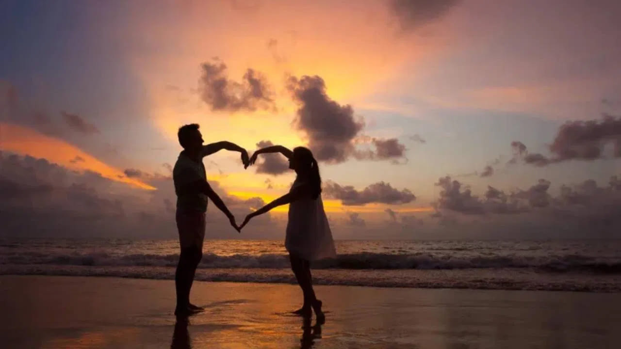 ఎవరైనా తమ జీవిత భాగస్వామిగా వచ్చే వ్యక్తి చాలా మంచి వారై ఉండాలని కోరుకుంటారు. వారితో కలిసి సంతోషంగా జీవించాలని అనుకుంటున్నారు. వివాహ జీవితం సుఖంగా, ప్రేమతో, ఆర్థిక భద్రతతో సాగాలని కోరుకుంటారు. జ్యోతిష్య శాస్త్రం ప్రకారం కొన్ని రాశులకు చెందిన పురుషులు సహజంగానే విధేయత, ప్రేమ, బాధ్యతతో కూడిన జీవిత భాగస్వాములుగా పేరు తెచ్చుకుంటారు. తమ జీవిత భాగస్వామిని ఎంతో ప్రేమగా చూసుకుంటారు. వారికి ఎలాంటి లోటు రానీయకుండా సంతోషంగా ఉంచుతారు. తమ భార్యల జీవితాల్లో అదృష్టాన్ని, ఆనందాన్ని తీసుకువచ్చే ఈ రాశులు ఏవో ఇప్పుడు తెలుసుకుందాం.
