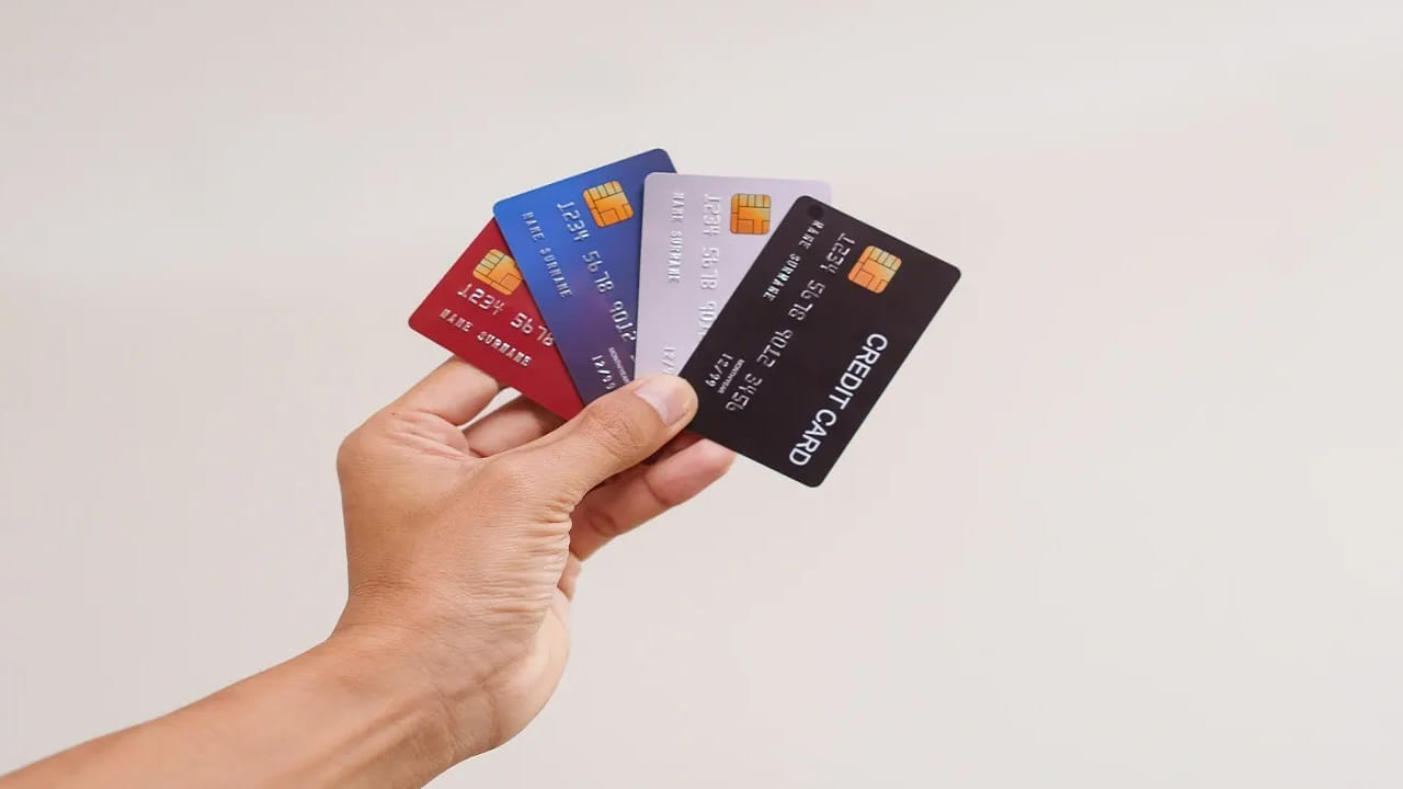 ప్రముఖ బ్యాంకులైన ఎస్‌బీఐ, హెచ్‌డీఎఫ్‌సీ, ఐసీఐసీఐ, యాక్సిస్ బ్యాంక్‌లు క్రెడిట్ కార్డులపై అందిస్తున్న వివిధ ఆఫర్లను కట్ చేశాయి. గత ఏడాది నంచి కొన్నింటిని తొలగించేస్తున్నాయి. సినిమా టికెట్లపై ఇచ్చే వన్ ప్లస్ వన్ ఆఫర్లు, తగ్గింపులను కొన్ని బ్యాంకులు పూర్తిగా నిలిపివేశాయి. ఇక ఏదైనా కొనుగోలు చేసినప్పుడు ఇచ్చే రివార్డ్ పాయింట్స్‌ను తగ్గించేశాయి.