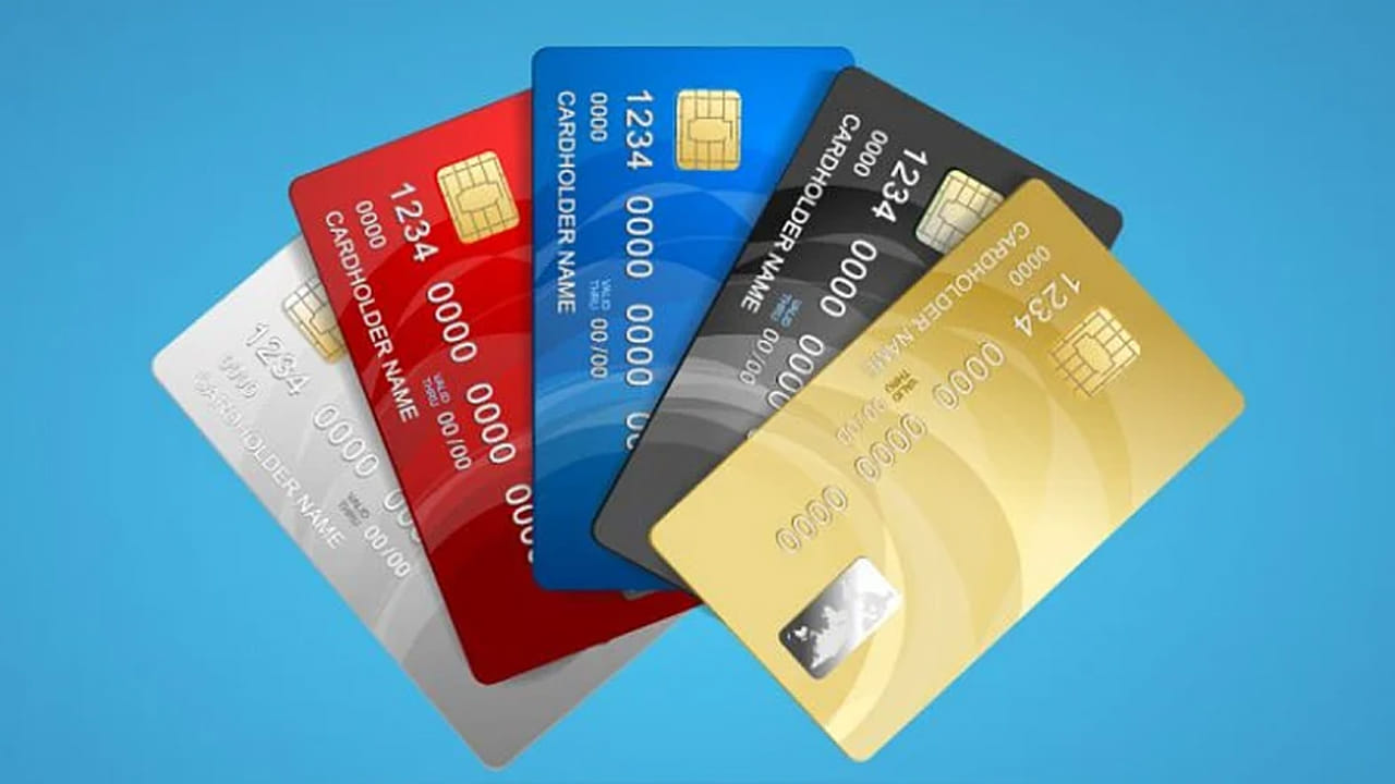 ఎస్బీఐ గతంలో 5 పాపులర్ కార్డులపై ఏడాదికి 8 సార్లు ఫ్రీ డొమెస్టిక్ లాంజ్ సౌకర్యాలు అందించగా.. ఇప్పుడు దానికి 4కు తగ్గిస్తూ నిర్ణయం తీసుకుంది. ఇక ఐసీఐసీఐ బ్యాంక్ తన ప్లాటినమ్ కార్డులపై ఇచ్చే బుక్ మై షో టికెట్స్ బెనిఫిట్స్‌ను పూర్తిగా తొలగిస్తూ నిర్ణయం తీసుకుంది. ఇక రివార్డ్ పాయింట్స్ పరిమితిని కూడా తగ్గించింది.
