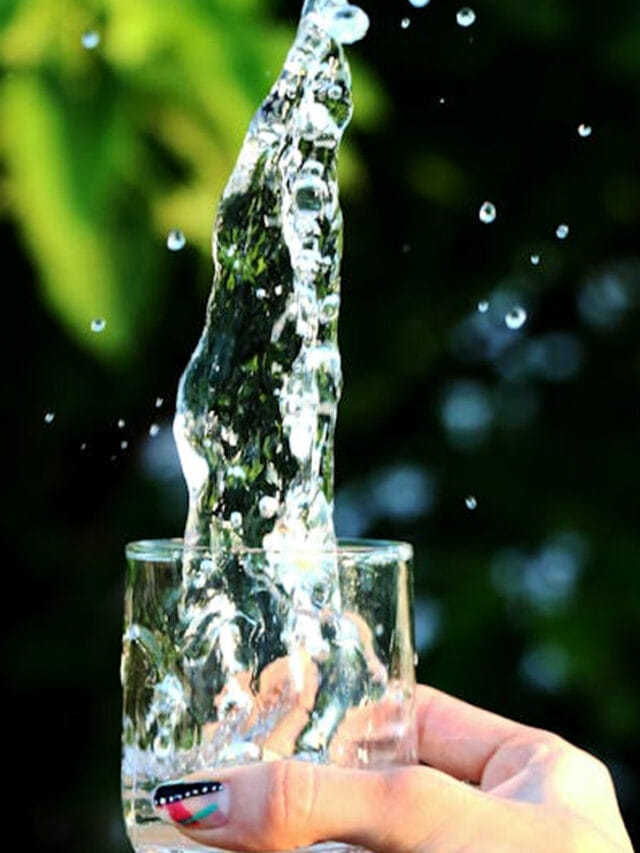 వేడి నీరు, చల్లటి నీరు.. ఏ నీరు తాగడం ఆరోగ్యానికి మంచిదంటే?