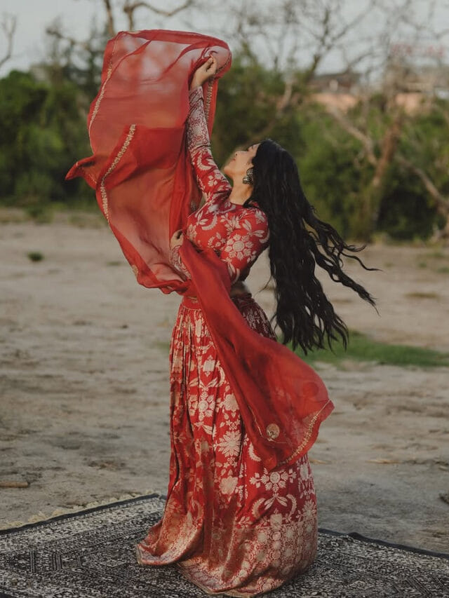 ఎండిన చెట్ల మధ్య ఏంటీ ఆ అల్లరి.. రెడ్ డ్రెస్‌లో ఆకట్టుకుంటున్న బ్యూటీ!