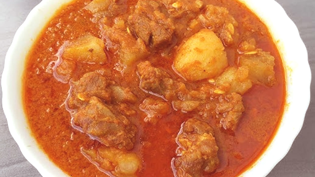 కావాల్సిన పదార్థాలు : పావు కిలో మటన్, పెద్ద దోసకాయ, 2 ఉల్లిపాయలు, 4 పచ్చిమిర్చి, 2 టేబుల్ స్పూన్ కారం, ఒక టేబుల్ స్పూన్ అల్లం వెల్లుల్లి పేస్ట్ , అర టీ స్పూన్ పసుపు, అర టీ స్పూన్ ధనియాల పొడి, అర టీ స్పూన్ గరం మసాలా, నూనె, రుచికి తగినంత ఉప్పు తీసుకోవాలి.