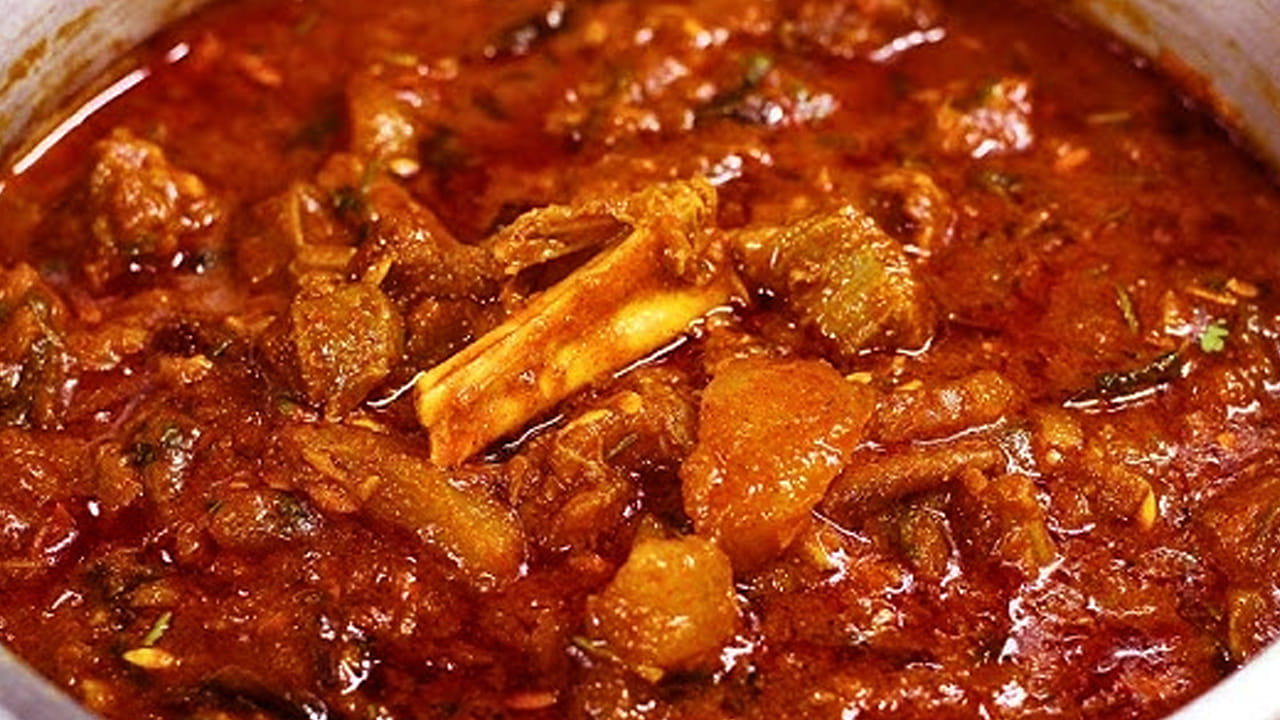 ఇక ఆ తర్వాత ఒక టీ స్పూన్ అల్లం-వెల్లుల్లి పేస్ట్ వేసి,  వేయించిన మటన్ ముక్కలను వేయండి. 10 నిమిషాలు తర్వాత పసుపు, ఉప్పు కొంచం నీళ్ళు పోసి బాగా ఉడికించండి.
