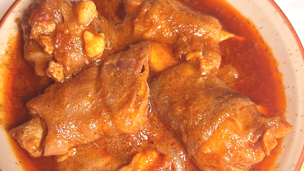 చివర్లో కారం,  ధనియాల పొడి, అర టీ స్పూన్ గరం మసాలా పొడులు వేసి బాగా కలుపుకోండి. పులుసు ఎక్కువ కావాలనుకునే వారు  గ్లాస్ మంచి నీళ్ళు పోసి 15 నిముషాలు పాటు పొయ్యి మీదే ఉంచండి. మటన్ ఉడికిన తర్వాత చివర్లో  కొత్తిమీరను చల్లి కిందకు దించేయండి. 
అంతే, వేడి వేడి దోసకాయ మటన్ కర్రీ రెడీ.