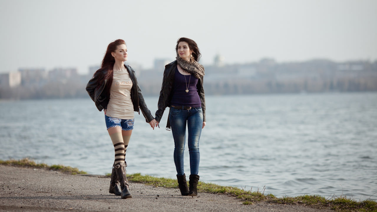 13 - 19 ఏళ్లు: చదువుల ఒత్తిడి, మానసిక ఆందోళనలను తగ్గించుకోవడానికి టీనేజర్లకు నడక మేలు చేస్తుంది. వీరు రోజుకు 45 నుండి 60 నిమిషాల పాటు చురుగ్గా నడవడం వల్ల బరువు నియంత్రణలో ఉండటమే కాకుండా, ఏకాగ్రత కూడా పెరుగుతుంది.