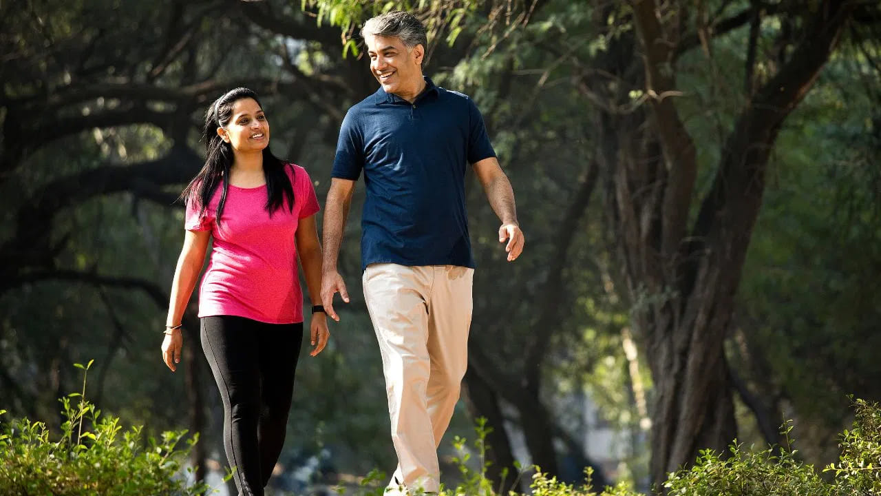 60 ఏళ్ల లోపు వారు: వయసు పెరిగే కొద్దీ వచ్చే కీళ్ల నొప్పులు, మతిమరుపు వంటి సమస్యలను నడకతో చెక్ పెట్టవచ్చు. రోజుకు 30 నుండి 40 నిమిషాలు నడవడం వల్ల బరువు అదుపులో ఉంటుంది. గుండె ఆరోగ్యం మెరుగుపడుతుంది.