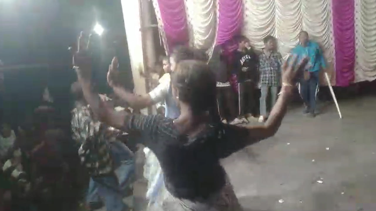 Andhra: ఛీ.. ఛీ.. ఈ నవ సమాజాన్ని ఎటువైపు తీసుకెళ్తున్నార్రా.. టెన్త్ ఫేర్‌వెల్ పార్టీలో అశ్లీల నృత్యాలు..