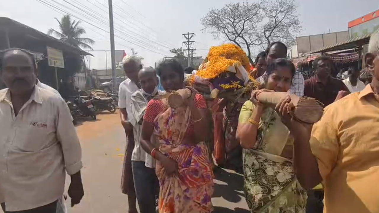 NTR District: ఎన్టీఆర్ జిల్లాలో నాన్న పాడే మోసిన కుమార్తెలు..