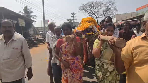 NTR District: ఎన్టీఆర్ జిల్లాలో నాన్న పాడే మోసిన కుమార్తెలు..