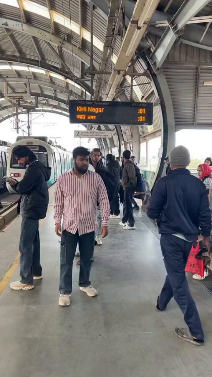 రేయ్ ఎవర్రా మీరంతా.. ఢిల్లీ మెట్రోలో వింత ప్రవర్తన