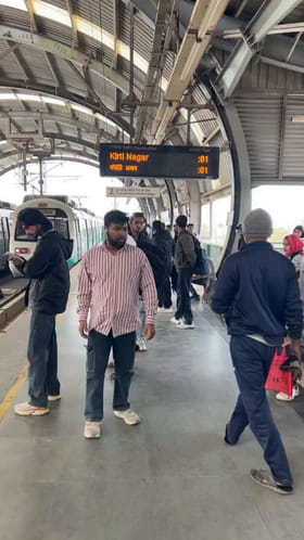 రేయ్ ఎవర్రా మీరంతా.. ఢిల్లీ మెట్రోలో వింత ప్రవర్తన