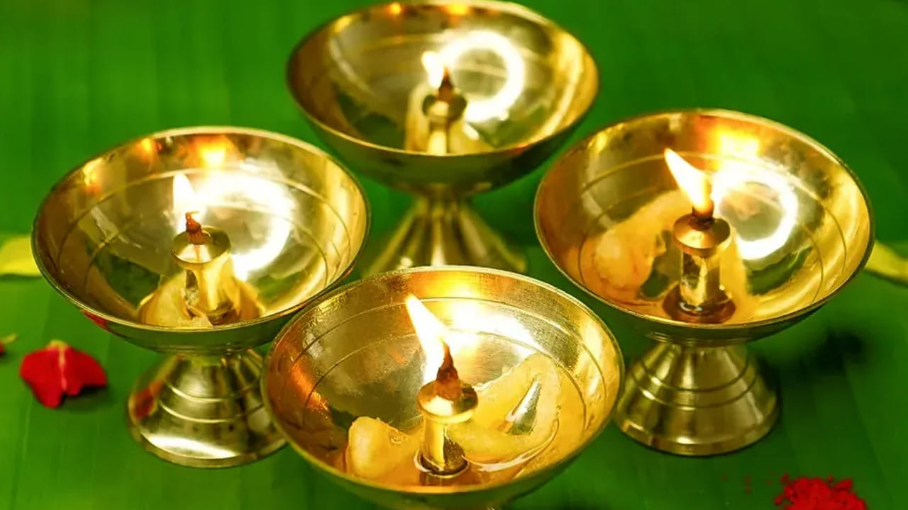 ఇంట్లో ఏమైనా శుభకార్యాలు జరిగినప్పుడు కానీ, లేక పూజలు జరిగినప్పుడు కానీ కచ్చితంగా దీపం వెలిగించి మిగతా పనులు చేసుకుంటాము. ఎందుకంటే, ఈ ఆచారం మొదటి నుంచి వస్తుంది.