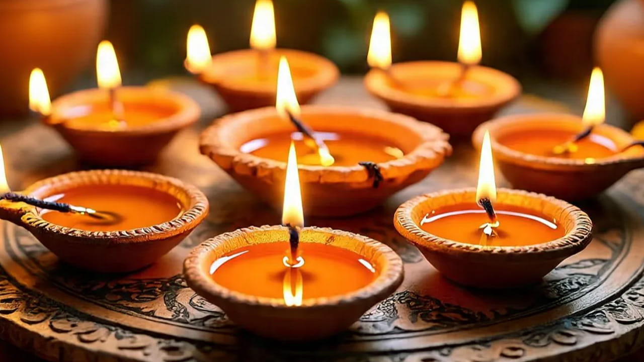 అయితే, కొన్ని సార్లు పెట్టిన దీపం సడెన్ గా కొండెక్కుతుంది. అలాంటి సమయంలో శాంతంగా ఉన్న మనకు కూడా ఒక్కసారిగా ఉలిక్కిపడుతుంది. ఏంటి ఇలా అయిందని? మరి దీనిపై జ్యోతిష్యులు ఇలా చెబుతున్నారు