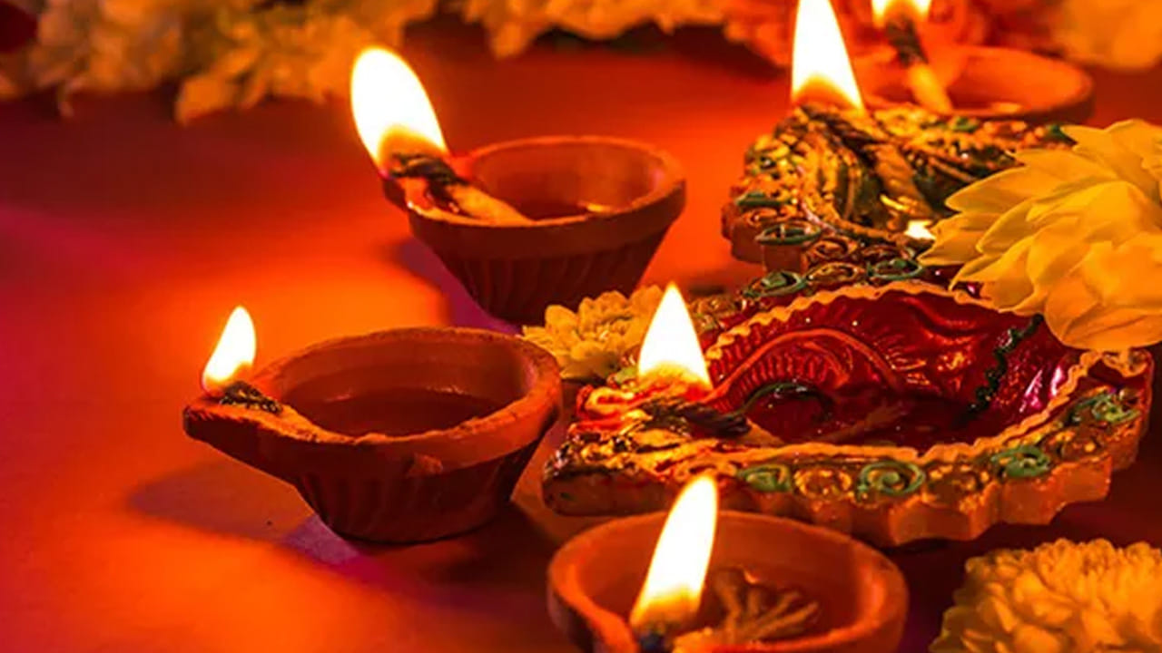 
దీపం కొండెక్కితే అస్సలు భయపడకండి.. బాధ పడకండి మళ్ళీ రెండో సారి వెలిగించండి ఇక్కడ భక్తి మాత్రమే ముఖ్యమని మర్చిపోకండి. దేవుడు మీ విశ్వాసాన్ని మాత్రమే చూస్తాడని జ్యోతిష్య నిపుణులు చెబుతున్నారు. Note : ఈ వార్తలలో చెప్పిన సమాచారం మత విశ్వాసాలపై ఆధారపడి ఉంది. కేవలం పాఠకుల ఆసక్తి మేరకు, పలువురు పండితుల సూచనలు, వారు తెలిపిన అంశాల ఆధారంగా అందించినవి మాత్రమే.. వీటిలో ఎలాంటి శాస్త్రీయ ఆధారాలు లేవని పాఠకులు గమనించాలి. టీవీ9 తెలుగు దీనిని ధృవీకరించలేదు.