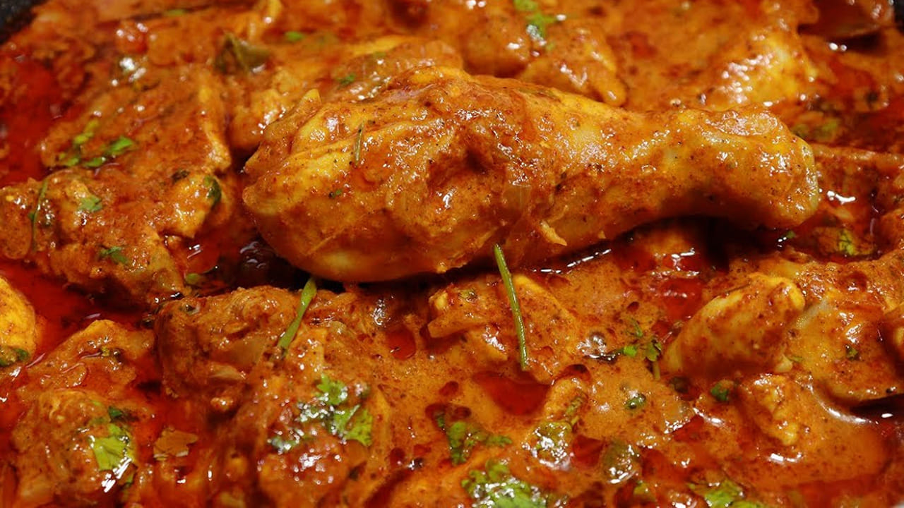 ముందుగా చికెన్‌ ఒక గిన్నెలోకి తీసుకుని దానికి రెండు కప్పులు పెరుగు, అర టీ స్పూన్ పసుపు, రెండు టేబుల్ స్పూన్  కారం, ఒక టేబుల్ స్పూన్ అల్లం వెల్లుల్లి పేస్ట్,  కొద్దిగా ఉప్పు 40 నిమిషాల పాటు పక్కన పెట్టుకోవాలి. 
