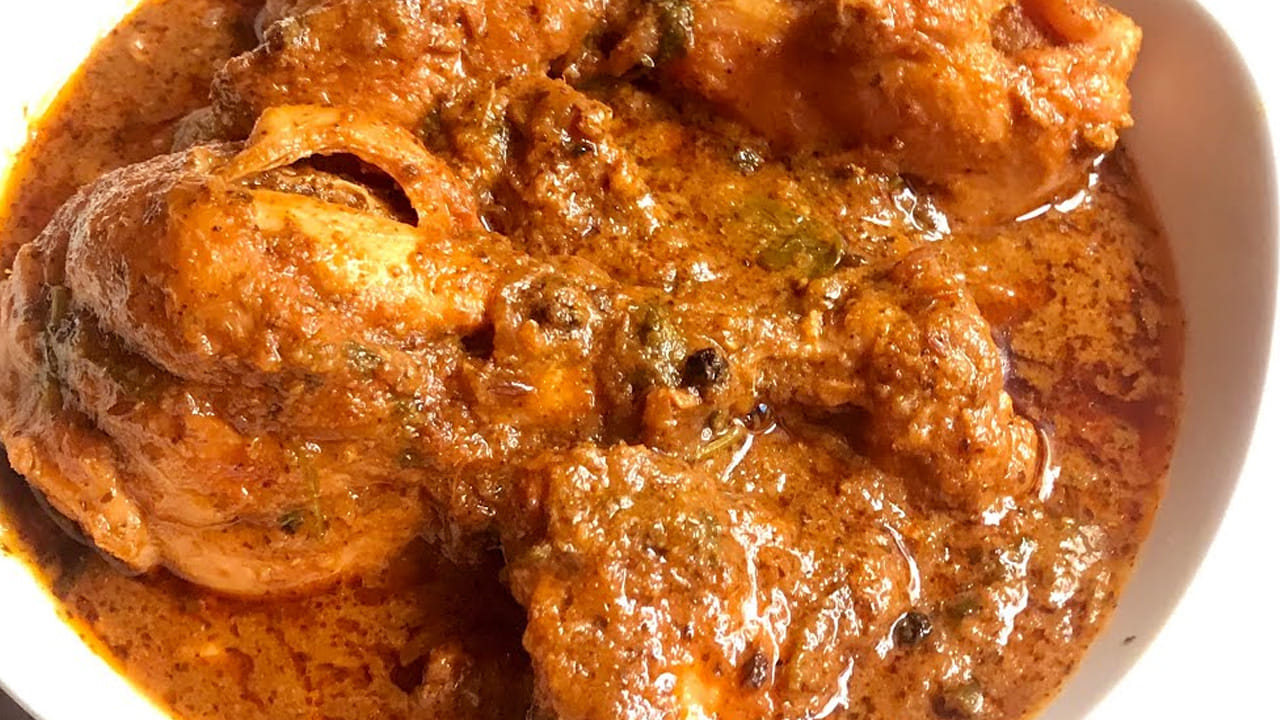 ఇప్పుడు స్టవ్ వెలిగించి పాన్ లో ఆయిల్ వేసి అది వేడి అయ్యాక ఉల్లిపాయ ముక్కలు, కట్ చేసిన పచ్చిమిర్చి బంగారు రంగులోకి మారే వరకు దాని మీదే ఉంచండి.