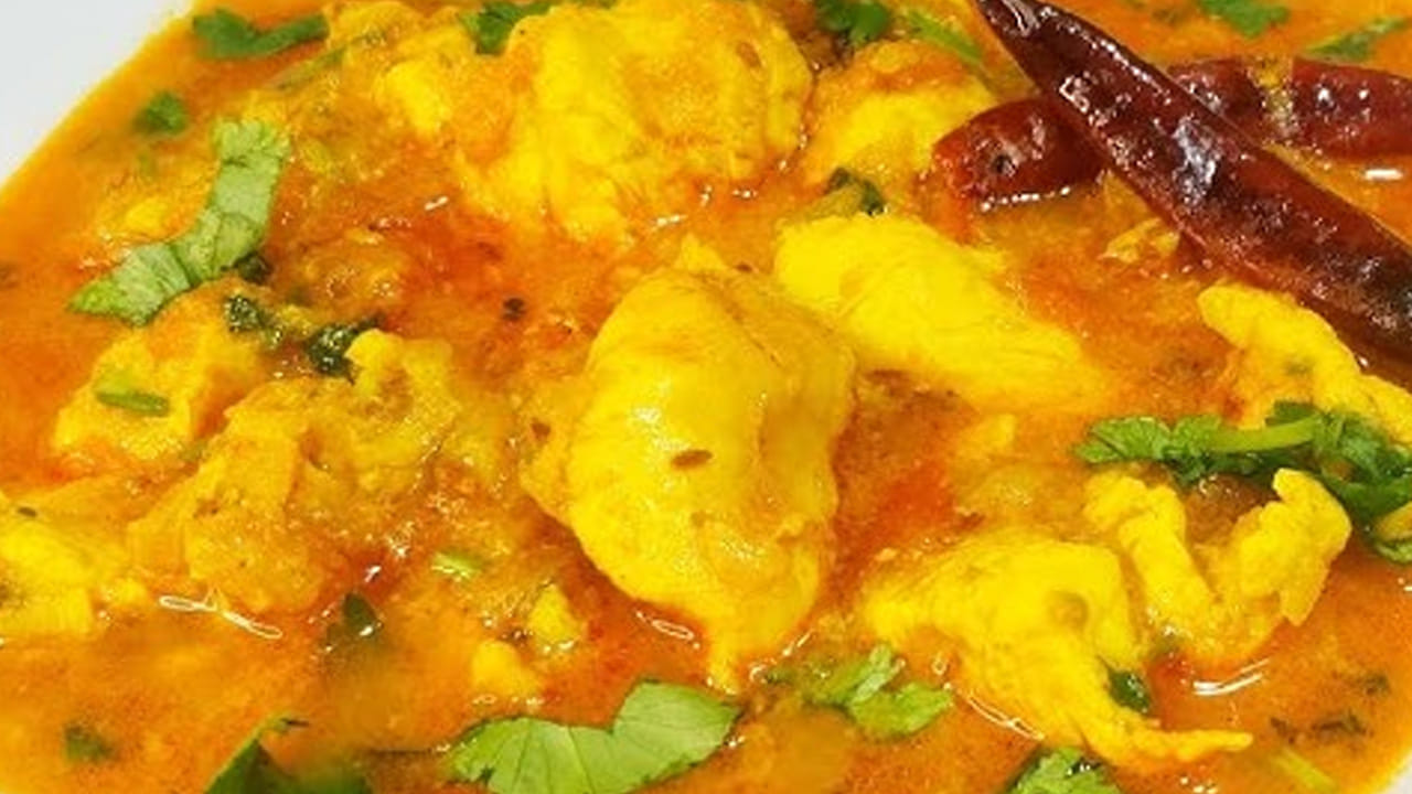 ముక్కలు ఉడికిన తర్వాత టమోటా ముక్కలు, రెండు టేబుల్ స్పూన్స్ కారం, మసాలా పొడి, గసగసాలు వేసి స్టవ్ మీదే ఉంచండి.