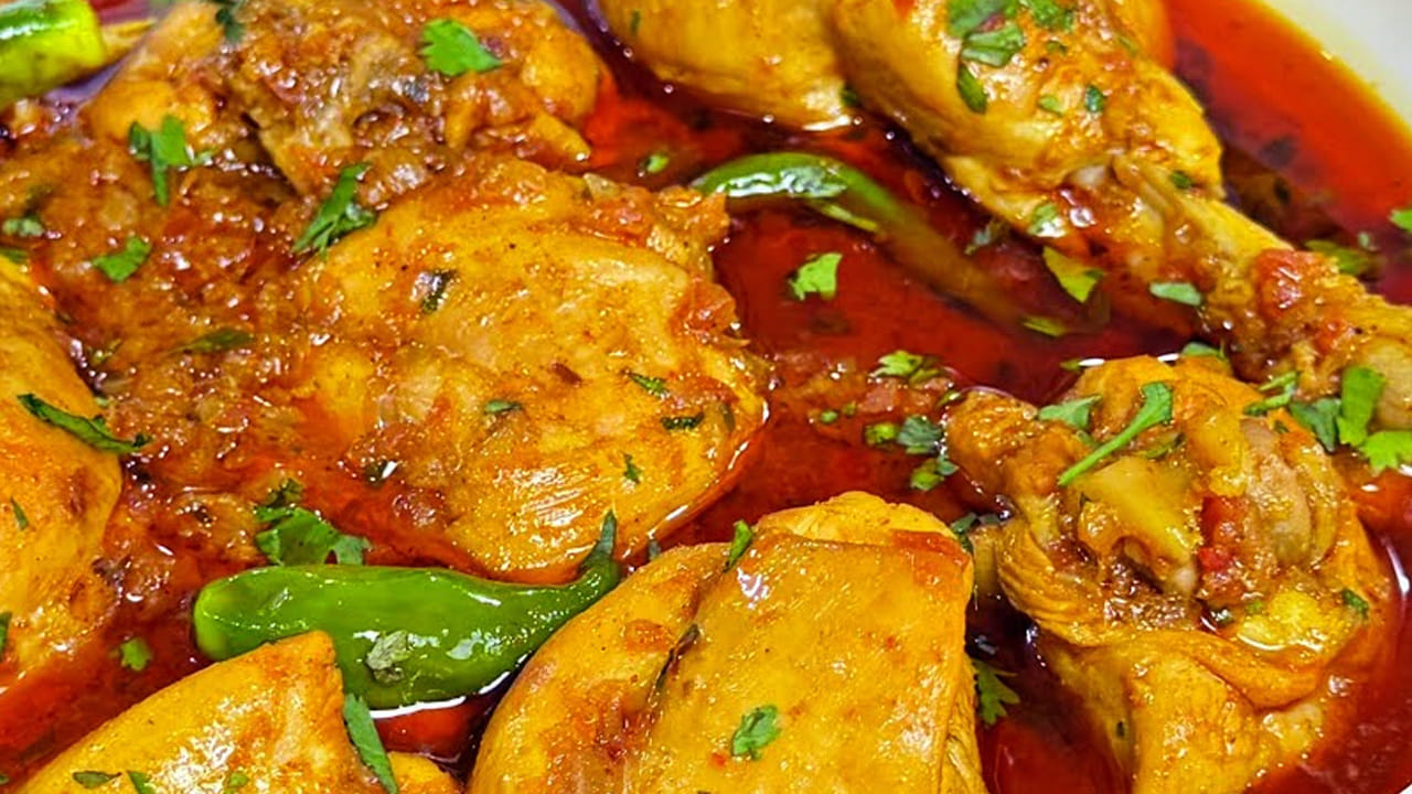 ఇప్పుడు ముందుగా పక్కన పెట్టుకున్న చికెన్‌ను ఈ మిశ్రమంలో వేసి ఒక గ్లాస్ నీళ్ళు పోసి మీడియం మంట పై 20 నిముషాల పాటు 
స్టవ్ మీదే ఉంచండి. కూర చివర్లో కొత్తిమీర వేసి దించేయండి. అంతే, వేడి వేడి  ధాబా స్టైల్ పెరుగు చికెన్ రెడీ. 