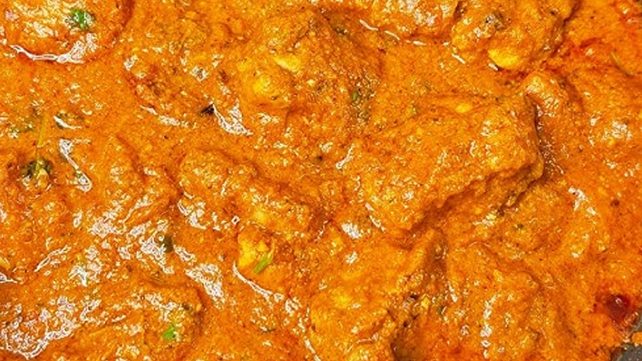 కావల్సిన పదార్దాలు: అర కిలో చికెన్, రెండు కప్పులు పెరుగు, అల్లం-వెల్లుల్లి పేస్ట్, కారం, పసుపు, ధనియాల పొడి, గసగసాలు,
ఉల్లిపాయలు, టమోటాలు, నూనె, కొత్తిమీరను తీసుకోవాలి.