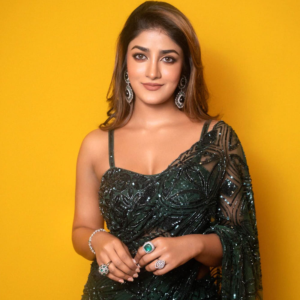 సోషల్ మీడియాలో ఓ రేంజ్ లో అందాలు ఆరబోస్తూ కవ్విస్తుంది. గ్లామర్ ఫొటోలతో నెటిజన్స్ ను ఆకట్టుకుంటుంది. తాజాగా ఈ అమ్మడు షేర్ చేసిన ఫోటోలు ఇప్పుడు వైరల్ గా మారాయి. ఈ పిక్స్ కు నెటిజన్స్ క్రేజీ కామెంట్స్ చేసింది. 