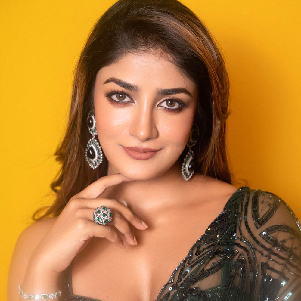 ఆతర్వాత వచ్చిన రామబాణం, రీసెంట్ గా భర్త మహాశయులకు విజ్ఞప్తి సినిమాలు చేసింది. కానీ ఈ సినిమాలు కూడా డింపుల్ కు సక్సెస్ ఇవ్వలేదు. చాలాకాలంగా ఈ అమ్మడు సక్సెస్ కోసం ఎదురుచూస్తుంది. ఇక సోషల్ మీడియాలో ఈ బ్యూటీ షేర్ చేసే ఫోటోలకు మంచి క్రేజ్ ఉంది. 