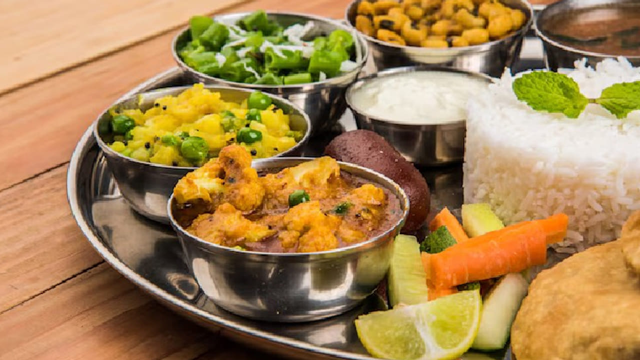 Food: అన్నం తిన్న తర్వాత.. ఆ అలవాటు ఉంటే.. మీరు డేంజర్లో పడ్డట్టే Food: అన్నం తిన్న తర్వాత.. ఆ అలవాటు ఉంటే.. మీరు డేంజర్లో పడ్డట్టే