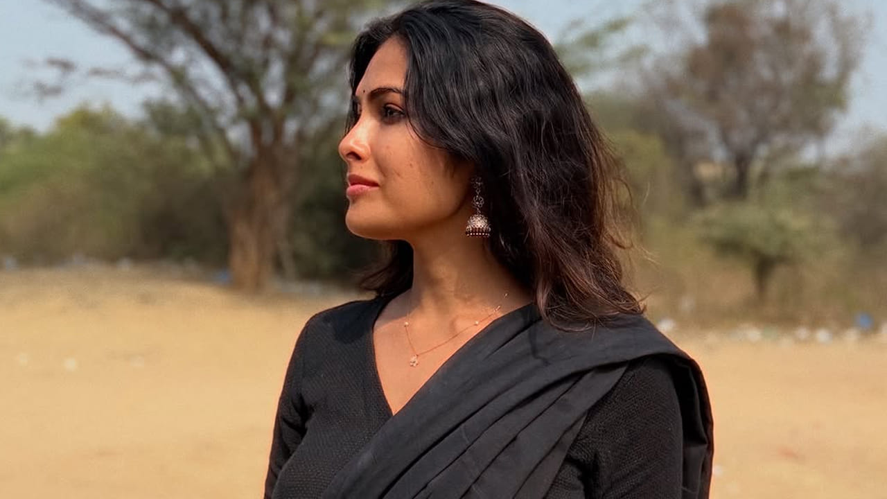 అందాల ముద్దుగుమ్మ దివి వద్త్య త గురించి ప్రత్యేకంగా చెప్పాల్సిన పని లేదు. అందానికి పెట్టిది పేరు ఈ చిన్నది. ఎప్పుడూ సోషల్ మీడియాలో యాక్టి్వ్‌గా ఉంటూ తన అందచందాలతో కుర్రకారుకు నిద్రలేకుండా చేస్తుంది. తాజాగా ఈ బ్యూటీ బ్లాక్ చీరలో ఉన్న బ్యూటిఫుల్ ఫొటోస్ షేర్ చేసింది.