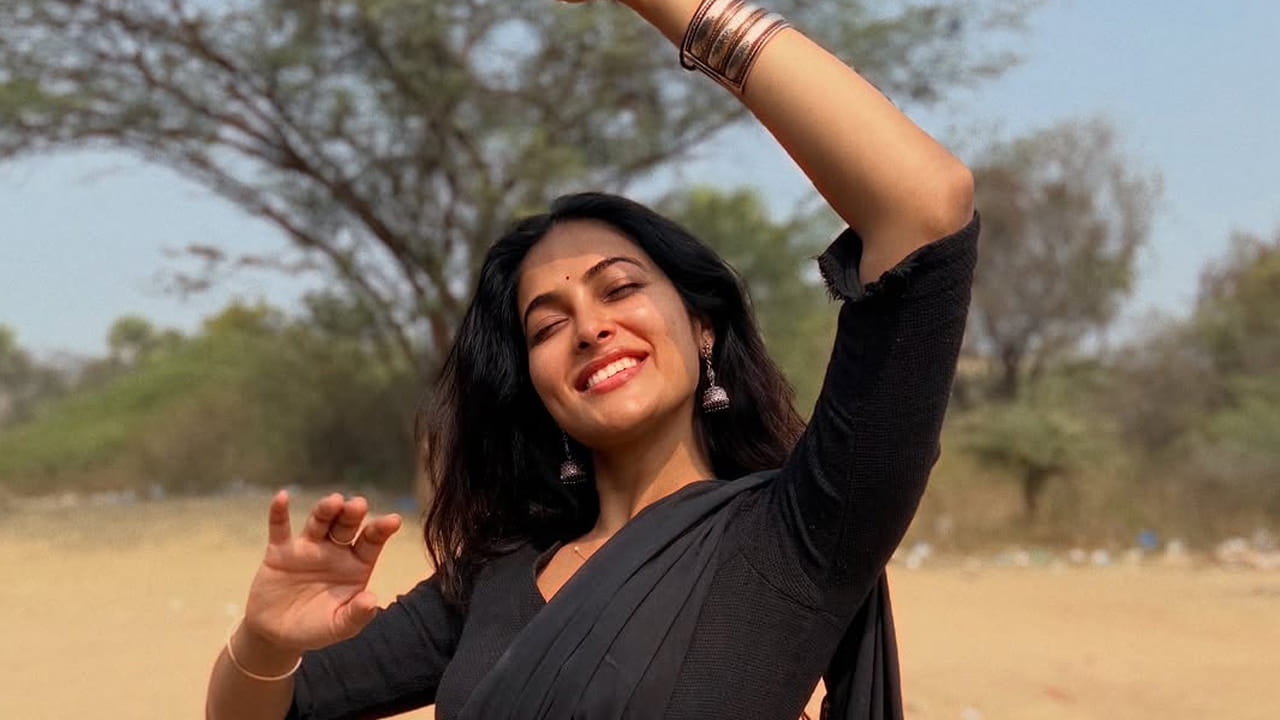 ఇక తర్వాత తెలుగు బిగ్ బాస్ సీజన్ 4లోకి అడుగు పెట్టి విపరీతమైన పాపులారిటీ సొంతం చేసుకుంది. హౌస్లో తన ఆటతీరు, అంద చందాలతో మంచి క్రేజ్ సొంతం చేసుకుంది. ఇక హౌస్ నుంచి బయటకు వచ్చిన తర్వాత ఈ అమ్మ డుకు అవకాశాలు తలుపు తట్టినవి, గాడ్ ఫాదర్ సినిమాలో నటించే ఛాన్స్ కొట్టేసింది. అంతే కాకుండా చాలా సినిమాల్లో కీలక పాత్రల్లో నటించి మెప్పించింది. ఇక ఈ బ్యూటీ నిత్యం సోషల్ మీడియాలో యాక్టివ్గా ఉంటూ తన అంద చందాలతో అందరినీ ఆకట్టుకుంటుంది.