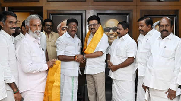 తమిళనాడు రాజకీయాల్లో సంచలనం.. డీఎంకేలోకి పన్నీర్ సెల్వం..