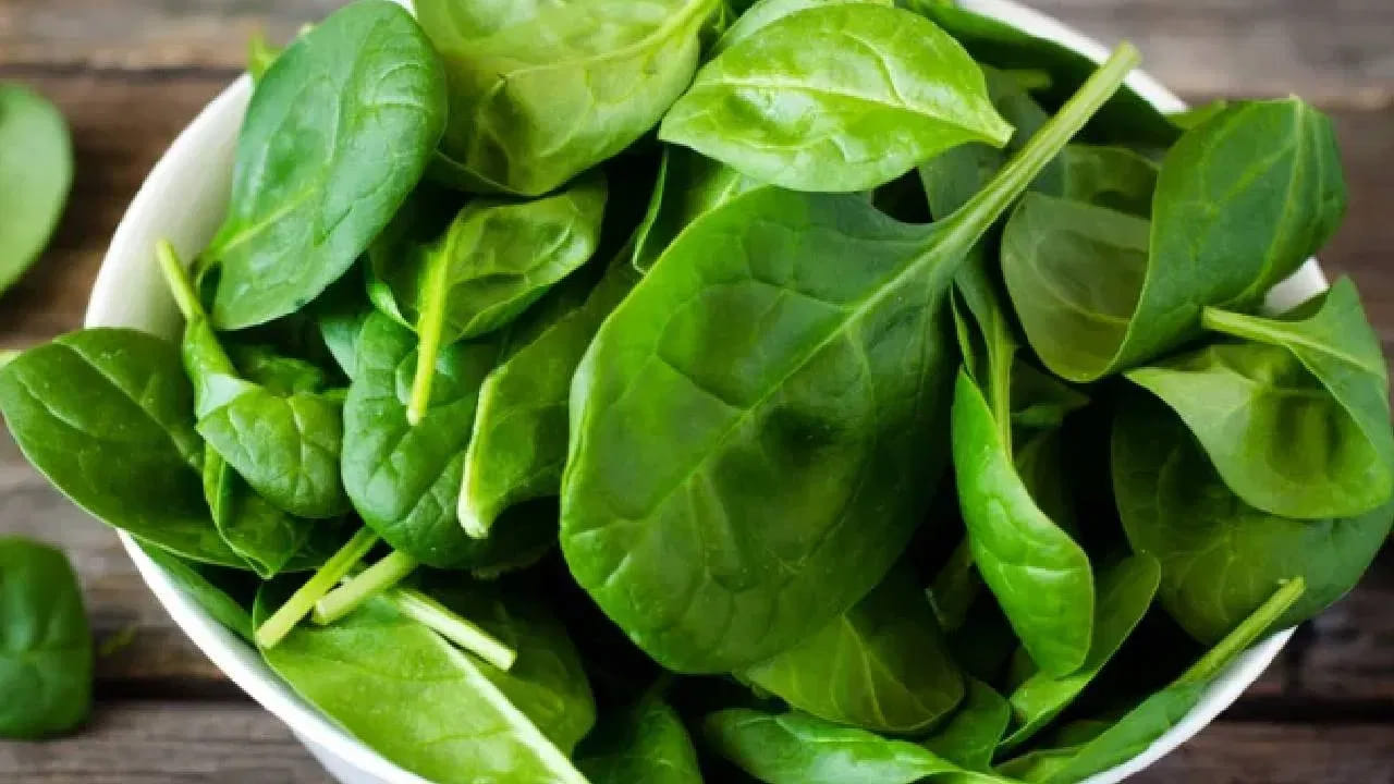 పాలకూర: ఆకుకూరల్లో రారాజు పాలకూర. కానీ దీనిని పచ్చిగా తింటే లాభం కంటే నష్టమే ఎక్కువ. పాలకూరలో E.coli బ్యాక్టీరియాతో పాటు టేప్‌వార్మ్ గుడ్లు ఉండే అవకాశం ఉంది. ఇవి కడిగినా పోవు. పచ్చి పాలకూరలో ఆక్సలేట్లు అధికంగా ఉంటాయి. ఇవి కిడ్నీలో రాళ్లు ఏర్పడటానికి కారణమవుతాయి. పాలకూరను ఉడికించడం లేదా ఆవిరి మీద ఉడకబెట్టడం వల్ల బ్యాక్టీరియా చనిపోవడమే కాకుండా ఆక్సలేట్లు కూడా తగ్గుతాయి.