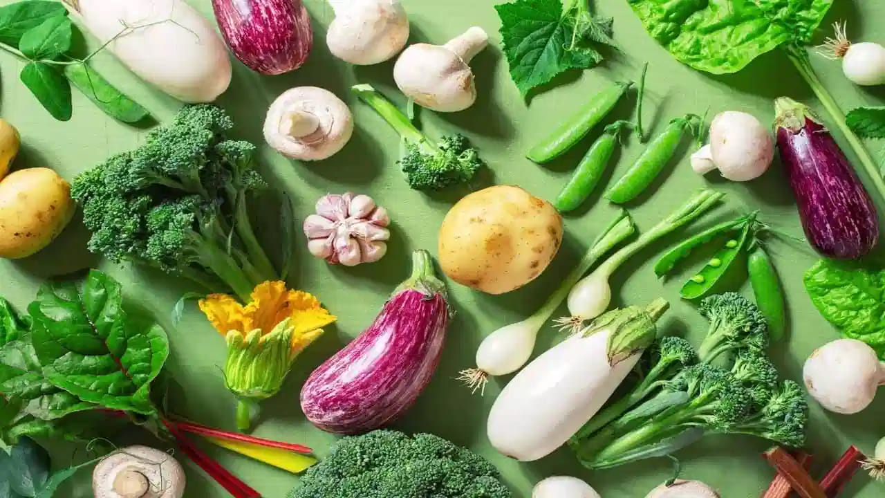 డాక్టర్లు ఏమంటున్నారు: ఆరోగ్యకరమైన ఆహారం అంటే మీరు ఏమి తింటున్నారు అన్నదే కాదు.. దానిని ఎలా తింటున్నారు అనేది కూడా ముఖ్యం. కూరగాయలను సరిగ్గా కడిగి, ఉడికించడం వల్ల ఇన్ఫెక్షన్ల నుండి రక్షణ పొందవచ్చు. పోషకాలు శరీరానికి బాగా అందుతాయి.
