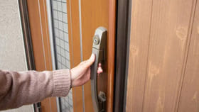 మీ ఇంట్లో వీటిని పదేపదే తనిఖీ చేస్తున్నారా? ఈ వ్యాధి లక్షణమే