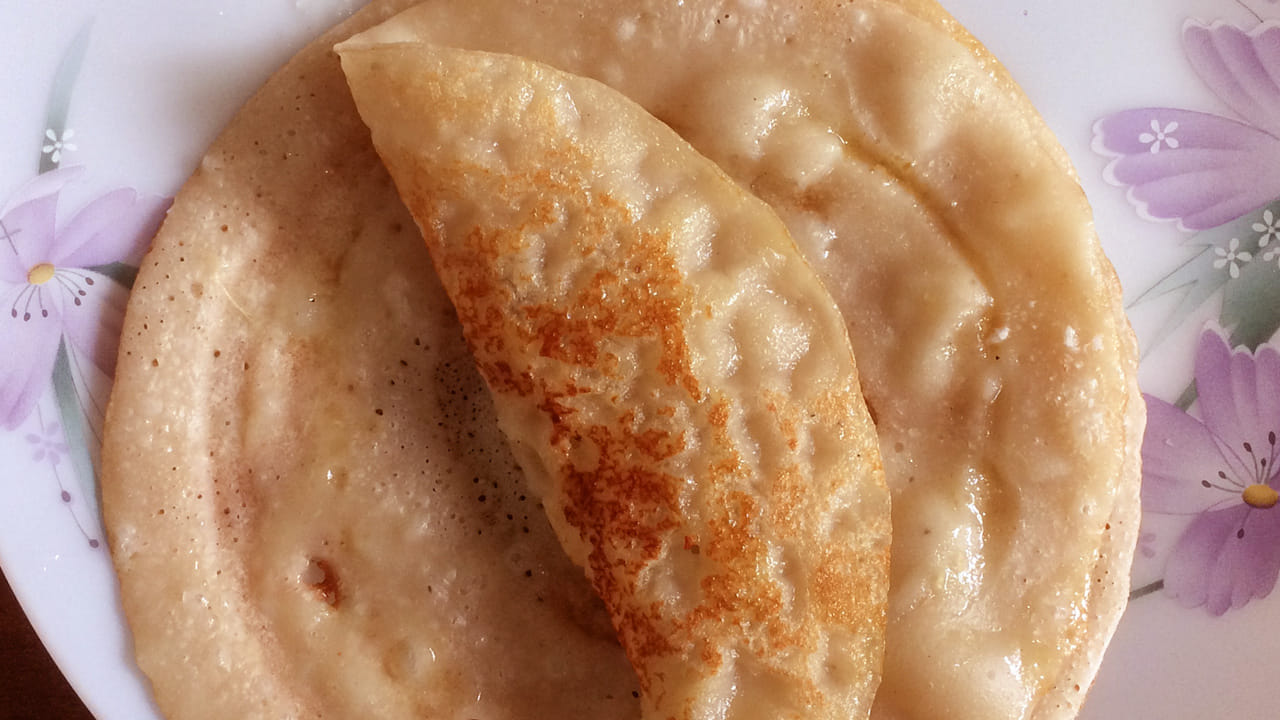 
ఒక  బౌల్  ను తీసుకొని దానిలో  పండిన అరటిపండ్లను పేస్ట్ లా చేసుకోవాలి. ఇప్పుడు దానిలో మీరు ఏ పిండి తీసుకుంటే దానిని వేసి,  కట్ చేసి పెట్టుకున్న  బెల్లం ముక్కలు, కొద్దిగా యాలకుల పొడి వేసి మిక్స్ అయ్యేలా కలుపుకోవాలి