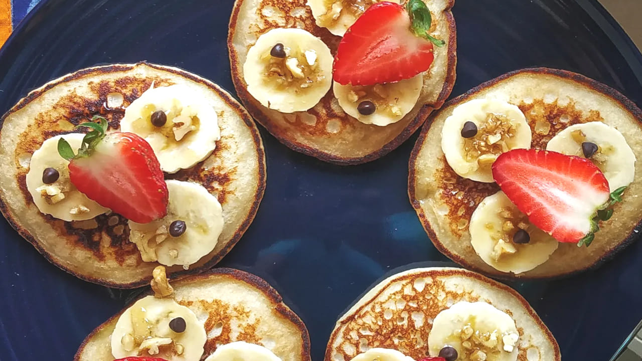 ఇక ఇప్పుడు, దానిలో  కొంచం నీళ్ళు పోసి బాగా కలుపుకోవాలి. మరి, పేస్ట్ లా కాకుండా  నార్మల్  దోసె పిండి లాగా ఉంటే చాలు. అప్పుడు దోసెను రెండు వైపులా పెనం మీద సులభంగా కాల్చవచ్చు.