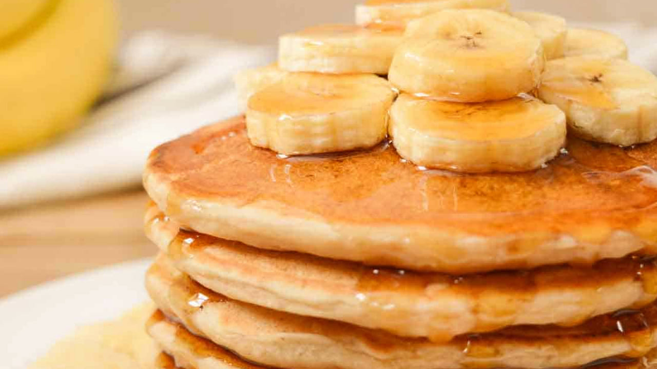 ఇక ఇప్పుడు పాన్ పెట్టి దానిలో కొంచం నూనె వేసి అది వేడయ్యాక, ఒక గరిటెడు పిండిని పోసి దోస లాగా వేయండి. మరి పలుచగా కాకుండా, కొంచం మృదువుగా ఉండేలా వేయండి. ఒక రెండు నిముషాలు అలాగే ఉంచి , రెండు వైపులా కాలిన తర్వాత ఆ దోసెను ప్లేట్ లోకి తీసుకోండి. అంతే వేడి వేడి అరటి దోసె రెడీ. అయితే, దీనినిమీరు నెయ్యితో తింటే రుచి అద్భుతంగా ఉంటుంది. 
