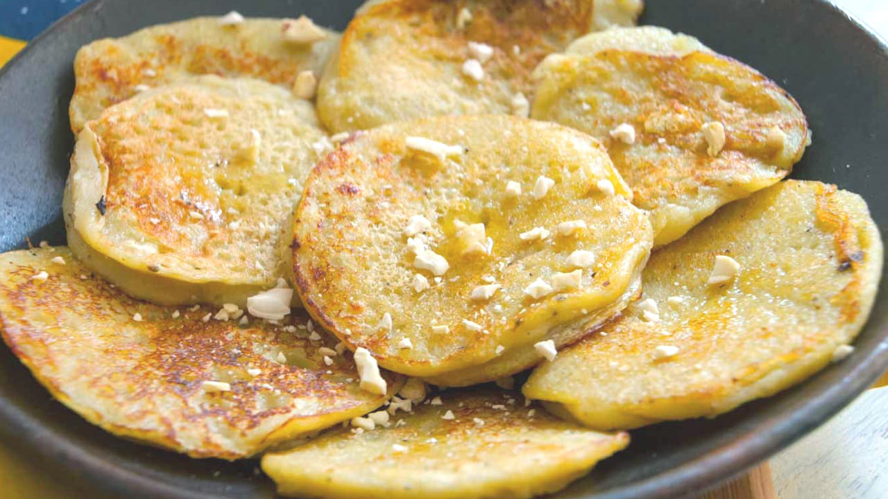 మన దేశంలోనే కాదు.. అన్ని చోట్లా దోసె చాలా ఫేమస్. దీనిని ఎంతో మంది ఇష్టంగా తింటారు. కొందరు ఉదయం, ఇంకొందరు సాయంత్రం ఇలా ఎప్పుడు పడితే అప్పుడు తింటూనే ఉంటారు. సమయం, సందర్భం అంటూ ఏమీ ఉండదు. ఇప్పుడు కొత్తగా పండిన అరటి పండ్లతో దోసెలు ఎలా వేయాలో ఇక్కడ చూద్దాం..   
