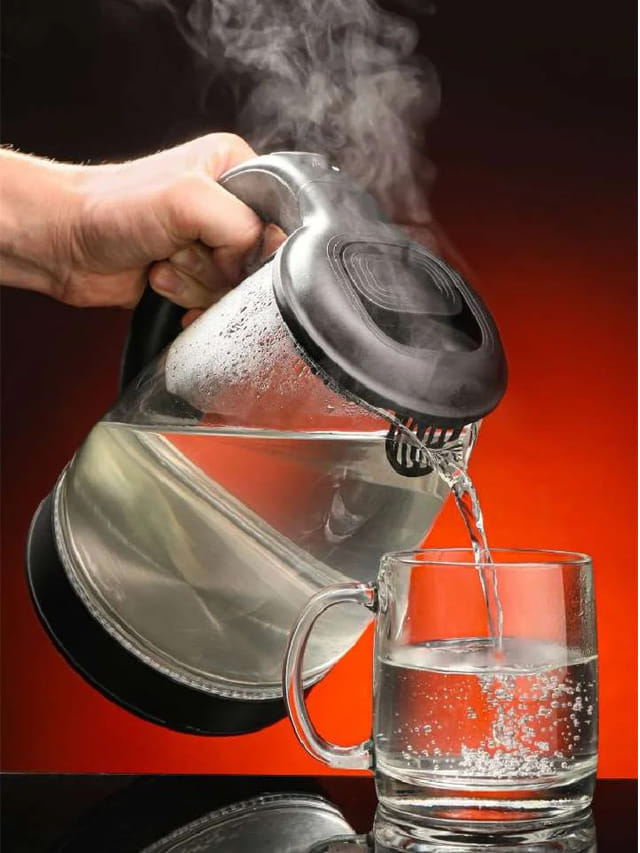 ఆరోగ్యమా.. అనారోగ్యమా.. ఉదయాన్నే ఖాళీ కడుపుతో నీరు తాగితే కలిగే ఫలితాలు ఇవే!